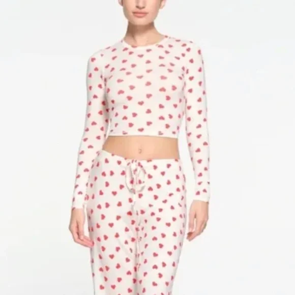 SKIMS Sleep Super Cropped Long Sleeve Top in Ruby & Marble Heart - Picture 3 of 9
